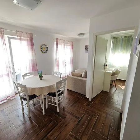 Apartman Dora *