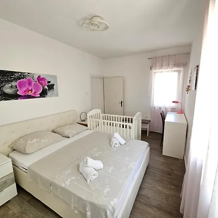 Apartman Dora *
