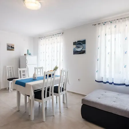 Dora Apartman Vantacici